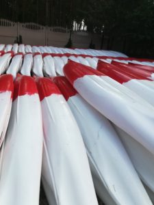 Tylko My pływamy na limitowanej serii biało - czerwonych kajaków firmy Roteko , które brały udział na biciu rekordu Guinessa na Brdzie z okazji 100 -lecia odzyskania niepodległości